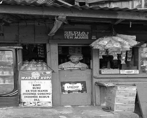 Seseorang menikmati kopi di pagi hari